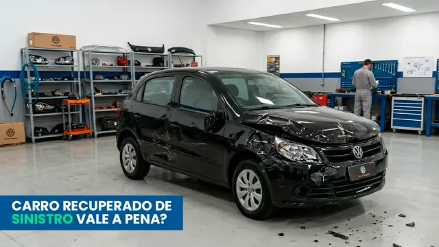 Veículo em reparo em oficina de funilaria, ao fundo desfocado